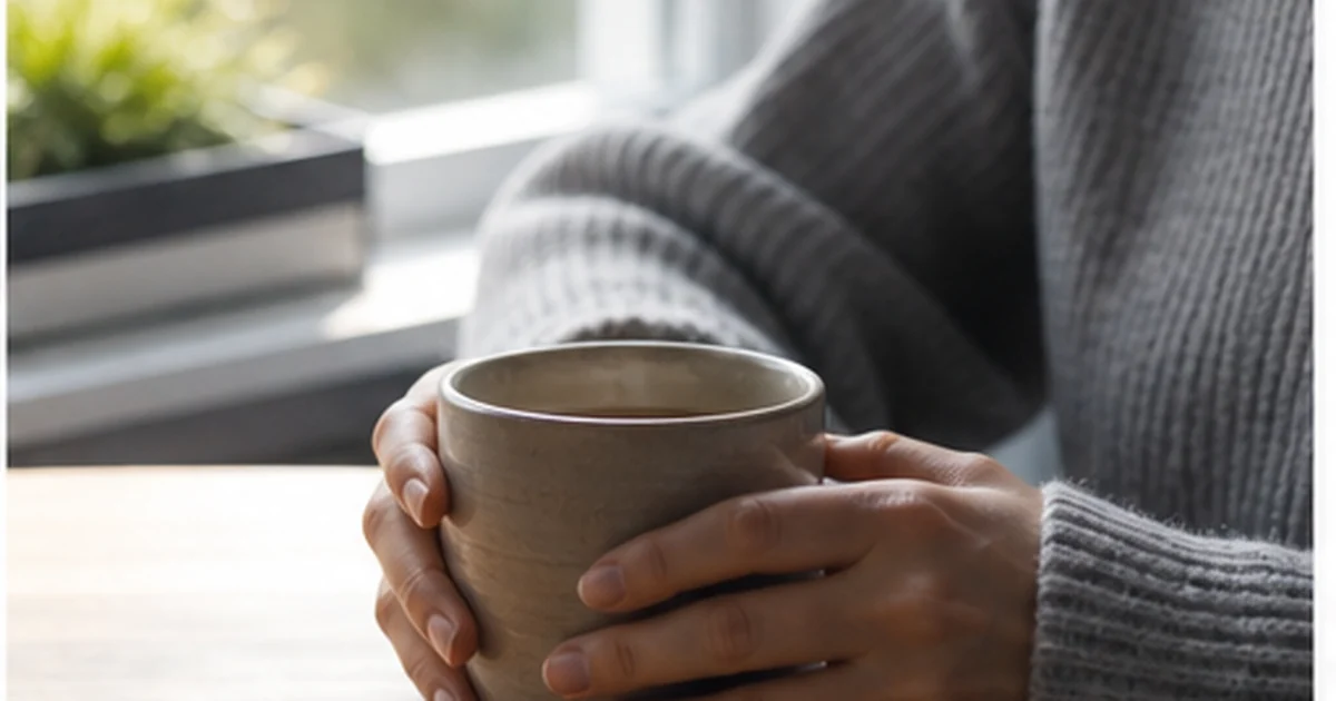 Pausa cotidiana con taza y luz natural para practicar atención plena